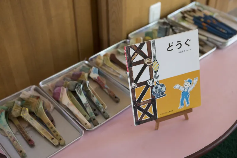どうぐのほんと、いろをぬったはけ