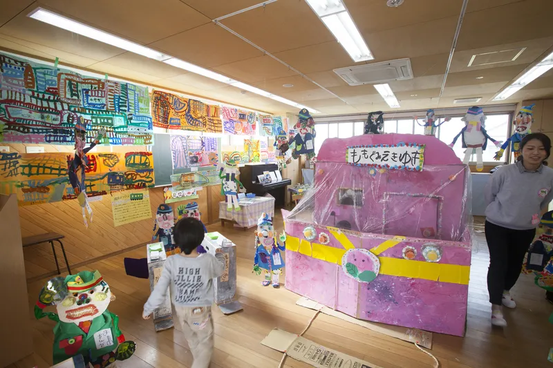 かいさつをとおってくださいー