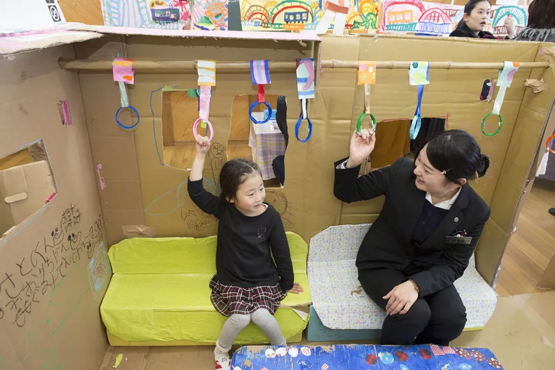 つりかわにつかまって