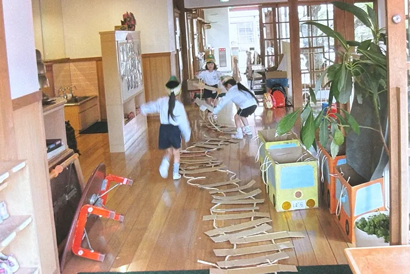 部屋の外まで続く線路をつくったよ