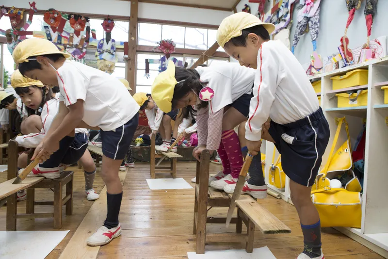杉の皮がついたままの木を切って、箱の土台に打ちつけることにしたよ