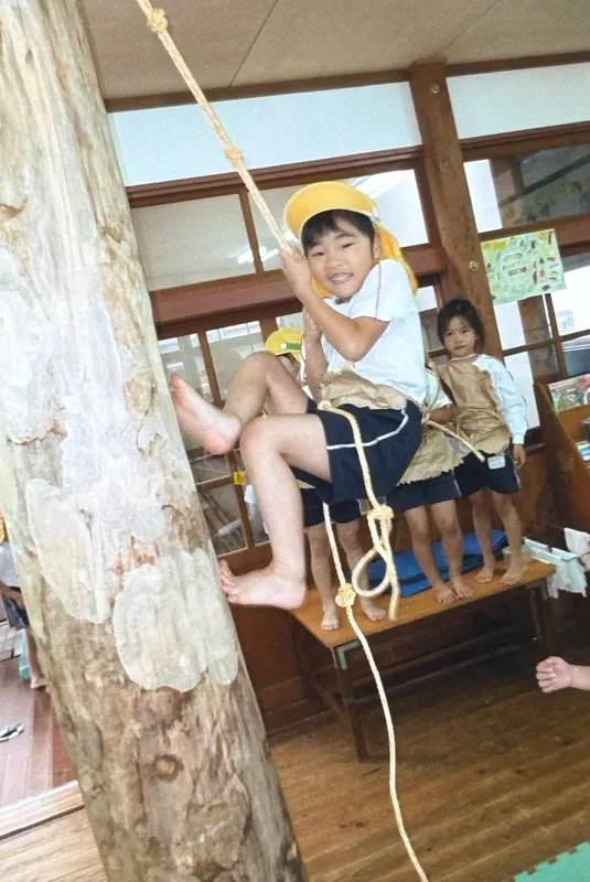 お部屋の柱を使ってロープ登り